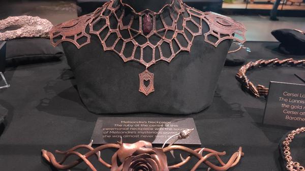 Auch die Kostüme, Masken und der archaische Schmuck aus "Game of Thrones" werden liebevoll ausgestellt.