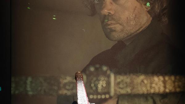 Ein Bogen vor dem Konterfei von Schauspieler Peter Dinklage, der mit der Serie berühmt wurde.