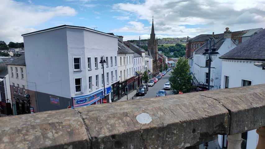 Die Besonderheit von Derry: Die alte Stadtmauer ist komplett erhalten, man kann auf ihr zu Fuß das Zentrum umrunden.