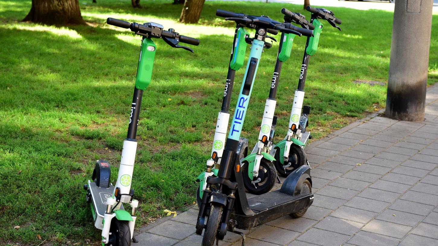 So ist es richtig: Hier stehen die E-Scooter ordentlich an der Seite. Oft aber liegen die Fahrzeuge auch als Hindernisse auf den Gehwegen herum.
So ist es richtig: Hier stehen die E-Scooter ordentlich an der Seite. Oft aber liegen die Fahrzeuge auch als Hindernisse auf den Gehwegen herum.