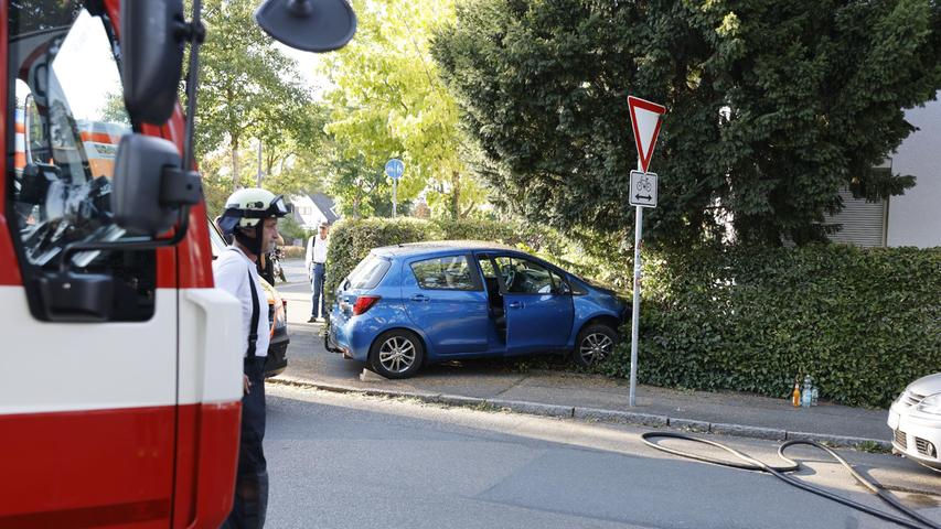 Verkehrsunfall in Nürnberg-Katzwang: Auto rauscht in Hecke