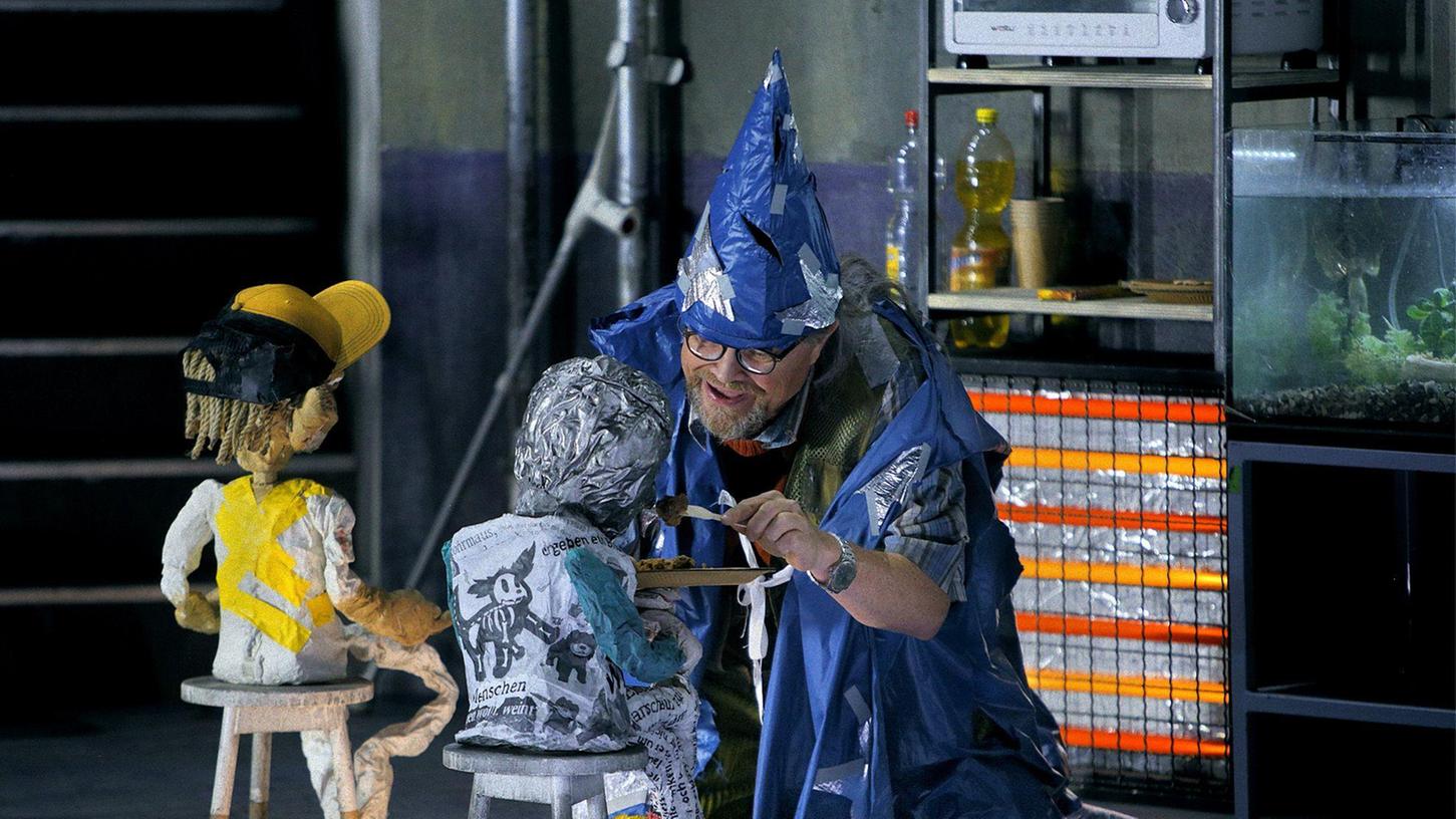 Auch ein alter Mann, und ziemlich schrullig: Mime (Arnold Bezuyen) spricht im Bayreuther "Siegfried" gerne mit Puppen. Auch ein alter Mann, und ziemlich schrullig: Mime (Arnold Bezuyen) spricht im Bayreuther "Siegfried" gerne mit Puppen.