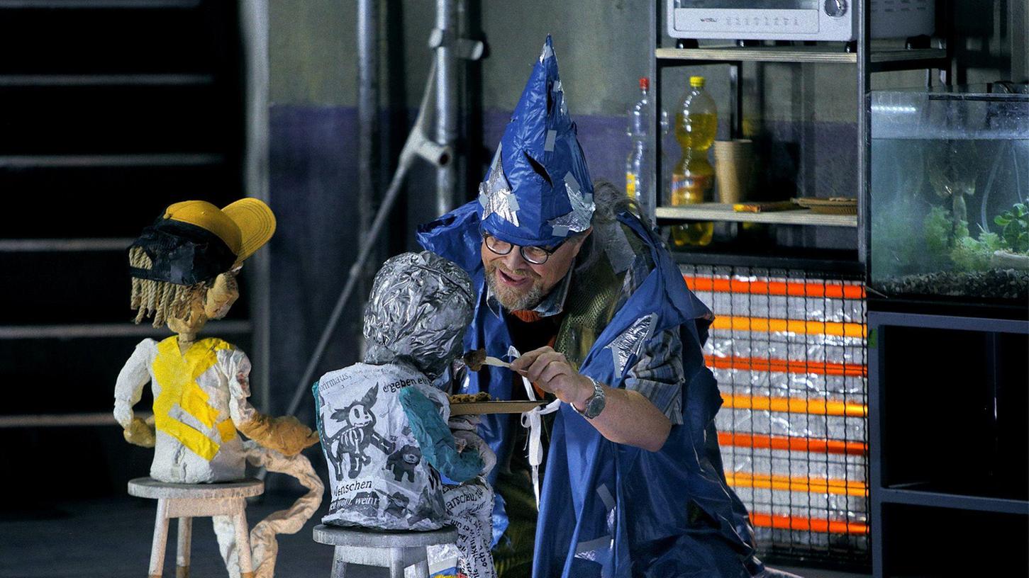 Auch ein alter Mann, und ziemlich schrullig: Mime (Arnold Bezuyen) spricht im Bayreuther "Siegfried" gerne mit Puppen.