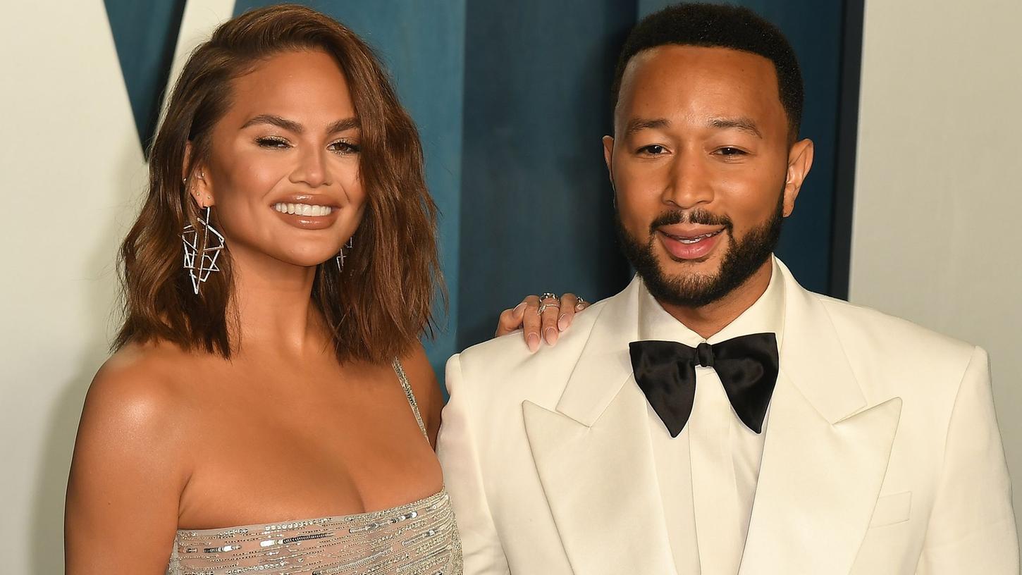 Model Chrissy Teigen und ihr Musiker John Legend haben eine frohe Botschaft verkündet. Model Chrissy Teigen und ihr Musiker John Legend haben eine frohe Botschaft verkündet.