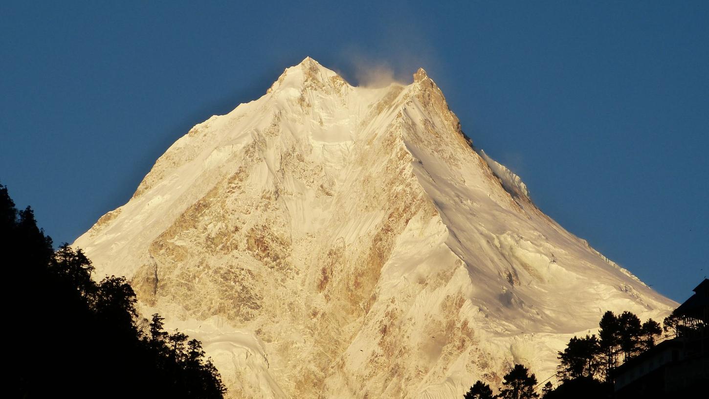 Der Mount Manaslu im Himalaya, einer der höchsten Berge der Welt, aufgenommen in der Morgensonne. Der Mount Manaslu im Himalaya, einer der höchsten Berge der Welt, aufgenommen in der Morgensonne.