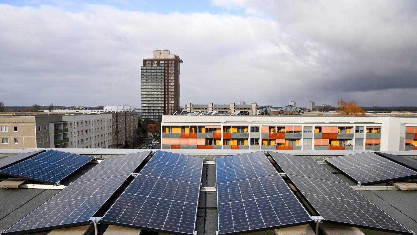 Sieht man eher selten: Solaranlagen auf dem Dach von Wohnungseigentümergemeinschaften. Sieht man eher selten: Solaranlagen auf dem Dach von Wohnungseigentümergemeinschaften.