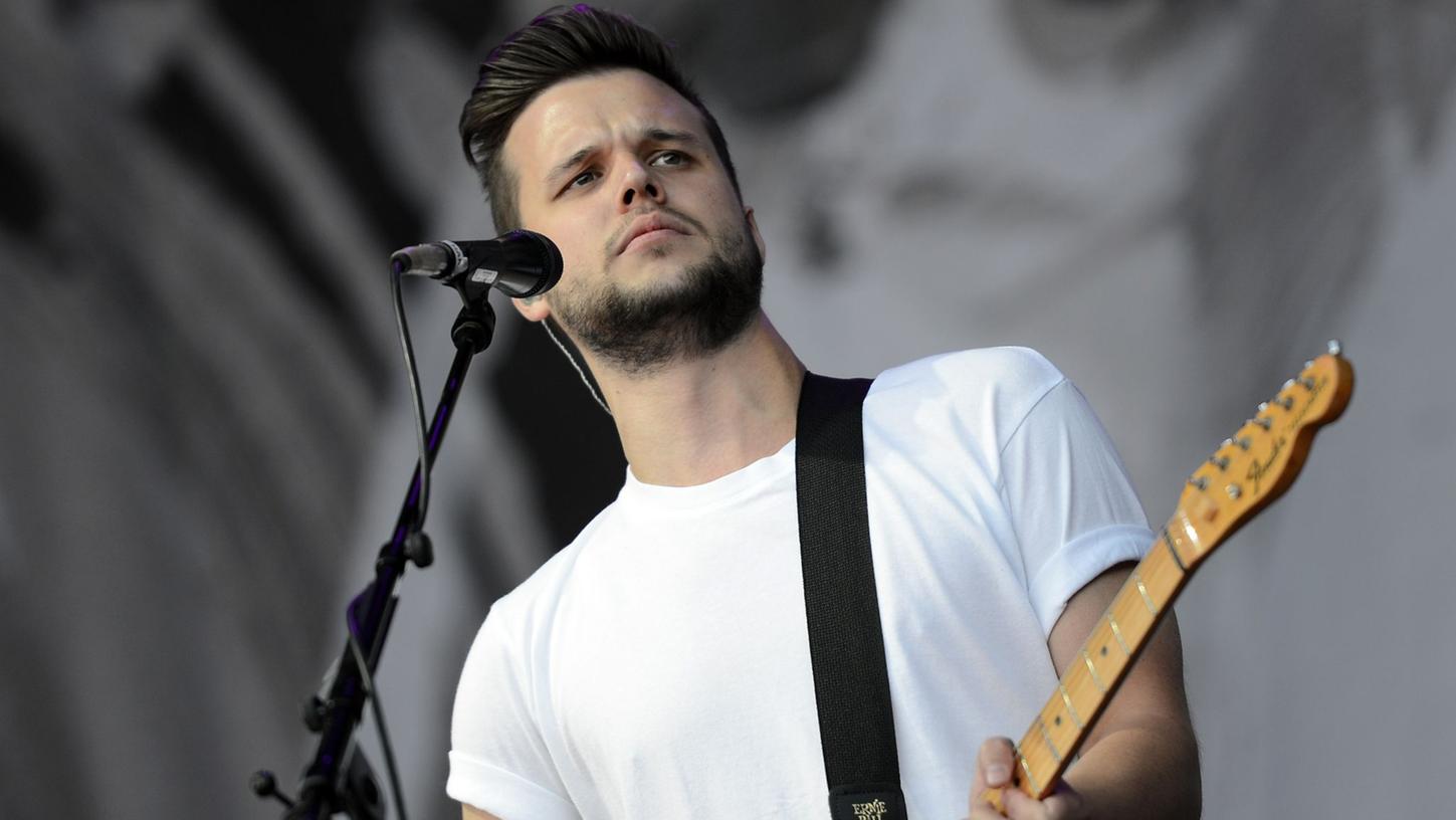 Die Londoner Rockband White Lies musste im April 2022 in letzter Minute einen Gig in Paris absagen, weil ihr Equipment wegen bürokratischer Brexit-Hürden es nicht rechtzeitig über die Grenze schaffte.
Die Londoner Rockband White Lies musste im April 2022 in letzter Minute einen Gig in Paris absagen, weil ihr Equipment wegen bürokratischer Brexit-Hürden es nicht rechtzeitig über die Grenze schaffte.