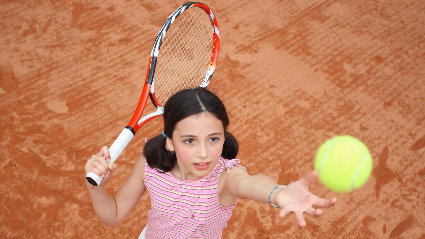 Die Zeiten von Steffi Graf sind vorbei, klar. Doch es tut sich was in der Tennisszene – nach Corona greifen mehr Kinder zum Schläger
Die Zeiten von Steffi Graf sind vorbei, klar. Doch es tut sich was in der Tennisszene – nach Corona greifen mehr Kinder zum Schläger