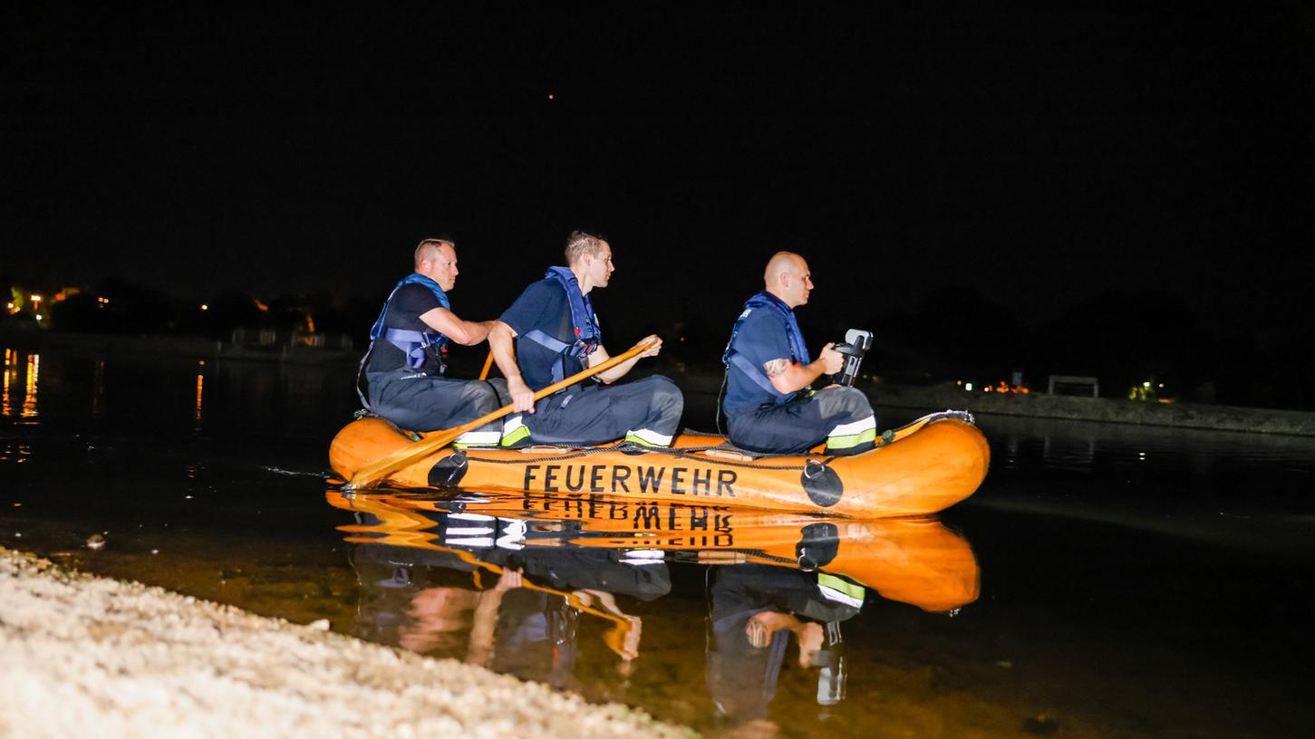 Mit Schlauchbooten suchte die Feuerwehr den See ab.
Mit Schlauchbooten suchte die Feuerwehr den See ab.