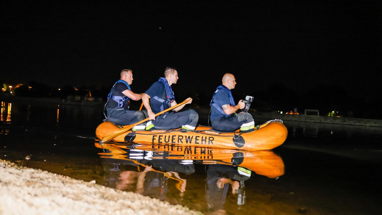 Mit Schlauchbooten suchte die Feuerwehr den See ab.