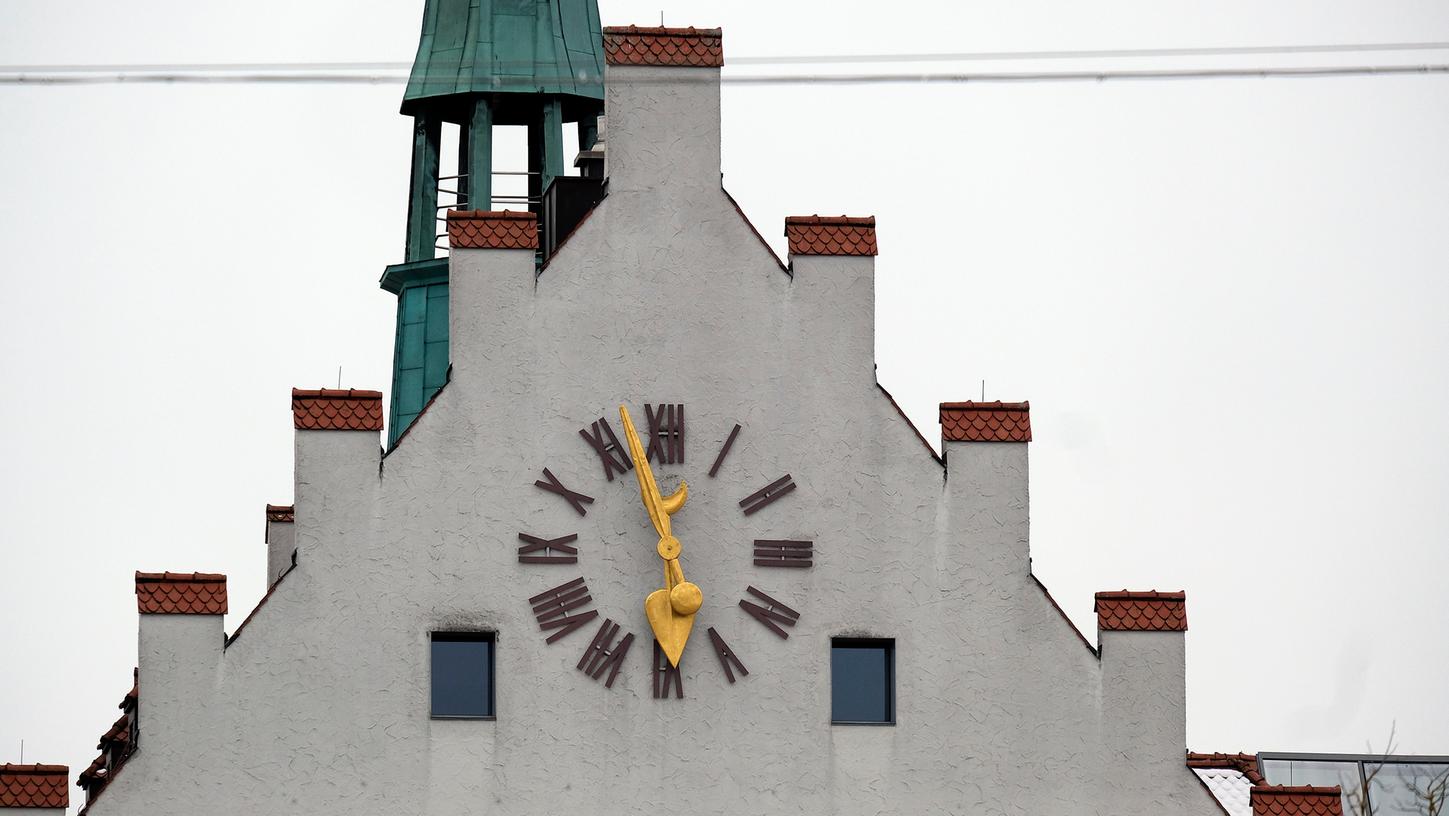 Die Uhr am Neumarkter Rathaus steht seit Tagen still. Ursache ist ein verschlissenes Zahnrad.
