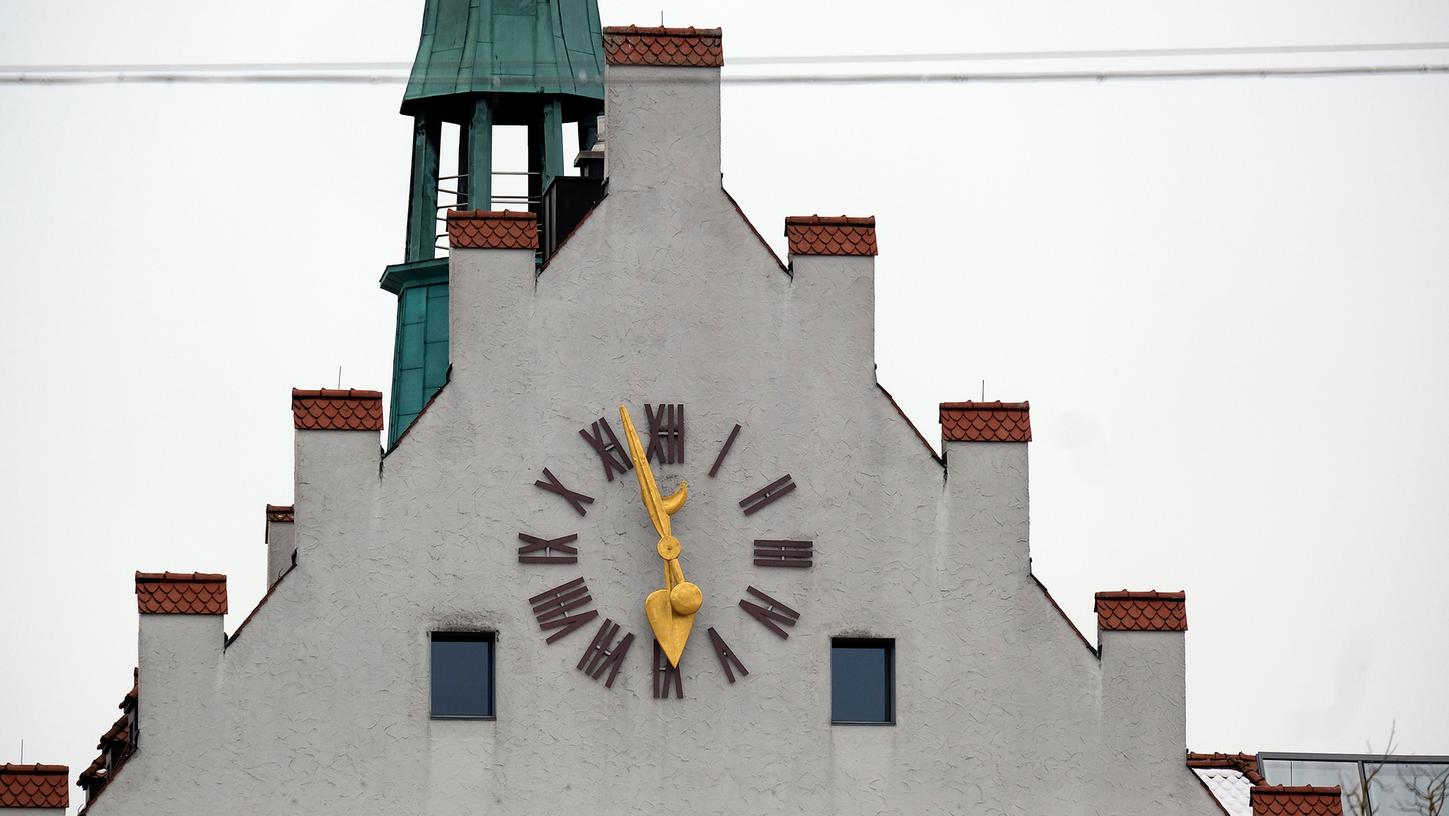 Die Uhr am Neumarkter Rathaus steht seit Tagen still. Ursache ist ein verschlissenes Zahnrad.
Die Uhr am Neumarkter Rathaus steht seit Tagen still. Ursache ist ein verschlissenes Zahnrad.