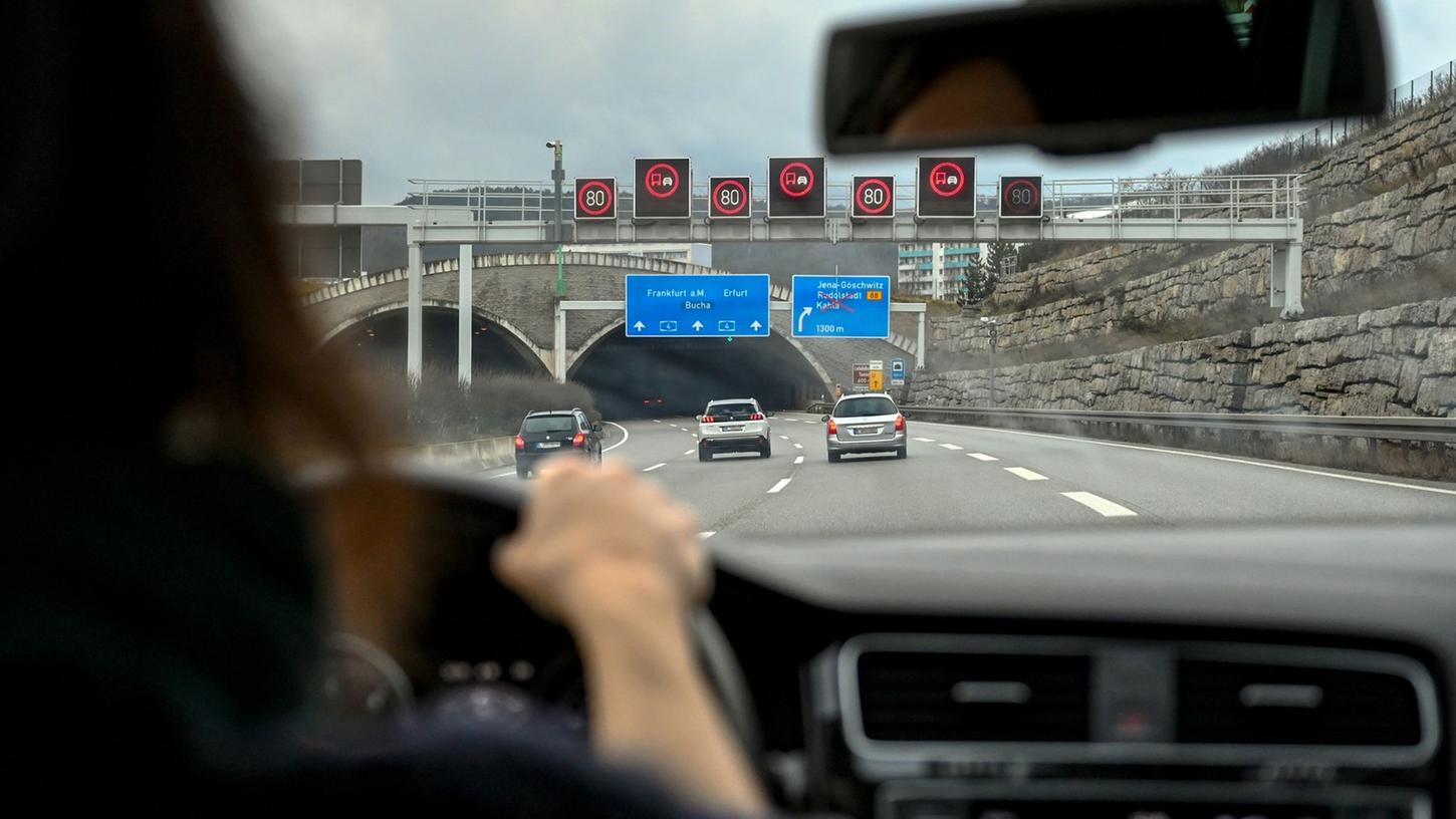 Wer mit 17 Autofahren in Begleitung von Mutter oder Vater übt, verursacht später seltener Unfälle. Wer mit 17 Autofahren in Begleitung von Mutter oder Vater übt, verursacht später seltener Unfälle.