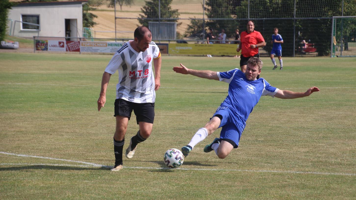 Alle Versuche der SG Gnotzheim/Dittenheim (blaue Trikots) halfen letztlich nichts - der SC Polsingen setzte sich im Pokal mit 4:0 durch. Kurz zuvor war die Mannschaft für ein Wochenende nach Schlüsselfeld gefahren.
Alle Versuche der SG Gnotzheim/Dittenheim (blaue Trikots) halfen letztlich nichts - der SC Polsingen setzte sich im Pokal mit 4:0 durch. Kurz zuvor war die Mannschaft für ein Wochenende nach Schlüsselfeld gefahren.