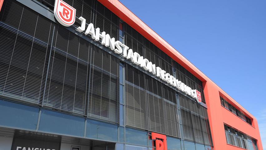 Vor dem Jahnstadion wird am Samstag mehr Polizei als gewöhnlich vor Ort sein. Vor dem Jahnstadion wird am Samstag mehr Polizei als gewöhnlich vor Ort sein.