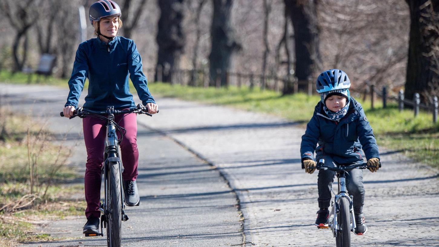 Eltern sollten öfter gemeinsam mit ihnen Fahrrad fahren, damit sie sicherer mit dem Gefährt und im Straßenverkehr werden.