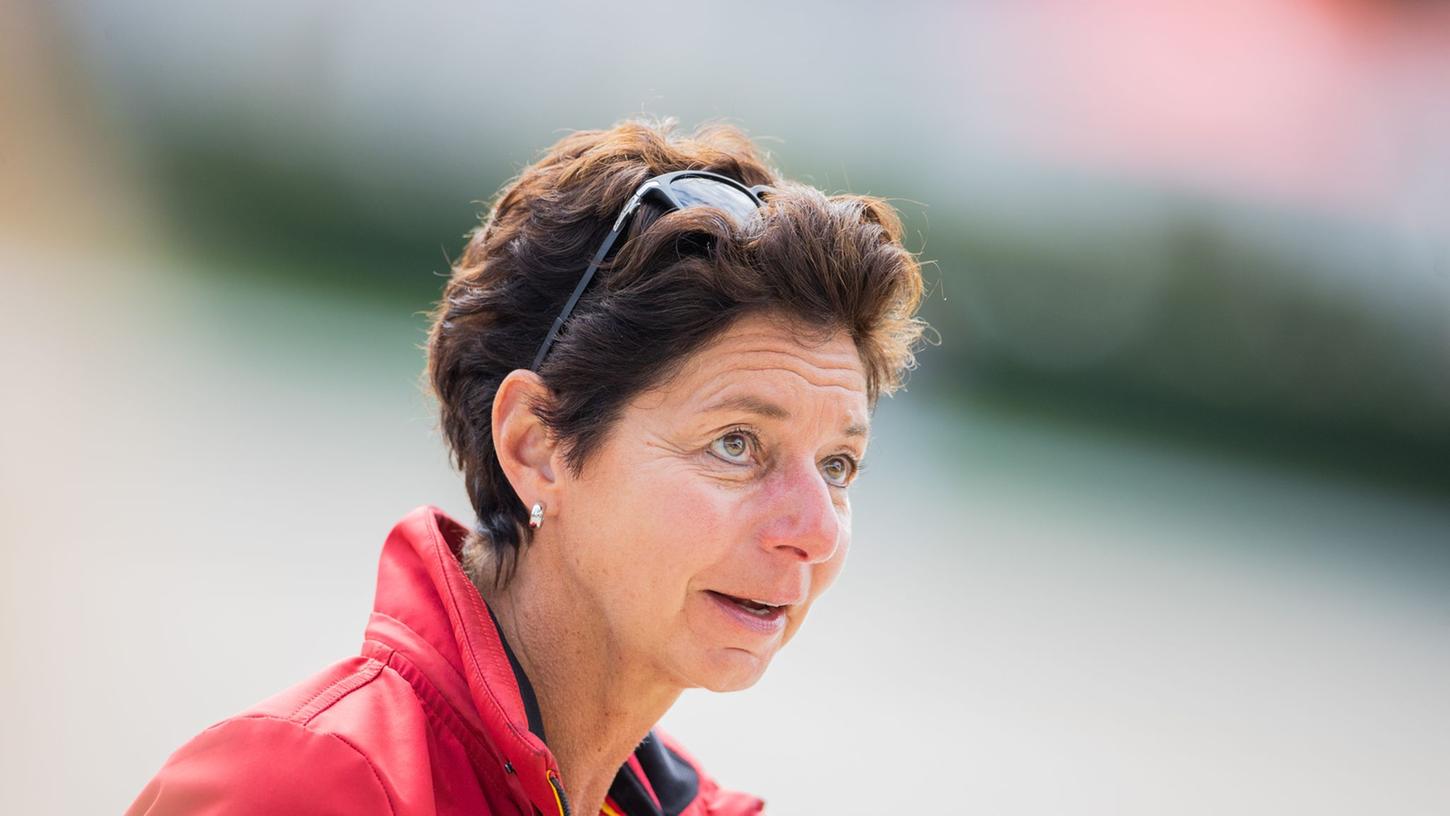 Ist seit 2012 als Bundestrainerin der deutschen Dressurreiter tätig: Monica Theodorescu. Ist seit 2012 als Bundestrainerin der deutschen Dressurreiter tätig: Monica Theodorescu.
