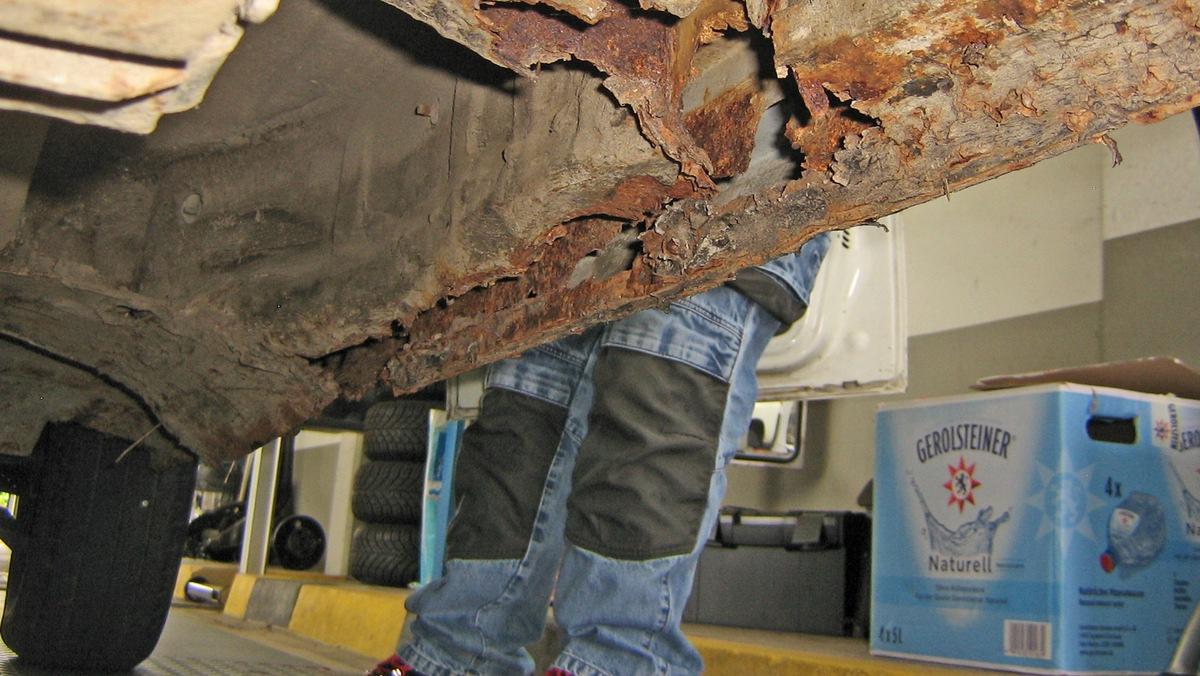Der weiße Peugeot Boxer wies erhebliche Korrosionen auf. Der weiße Peugeot Boxer wies erhebliche Korrosionen auf.