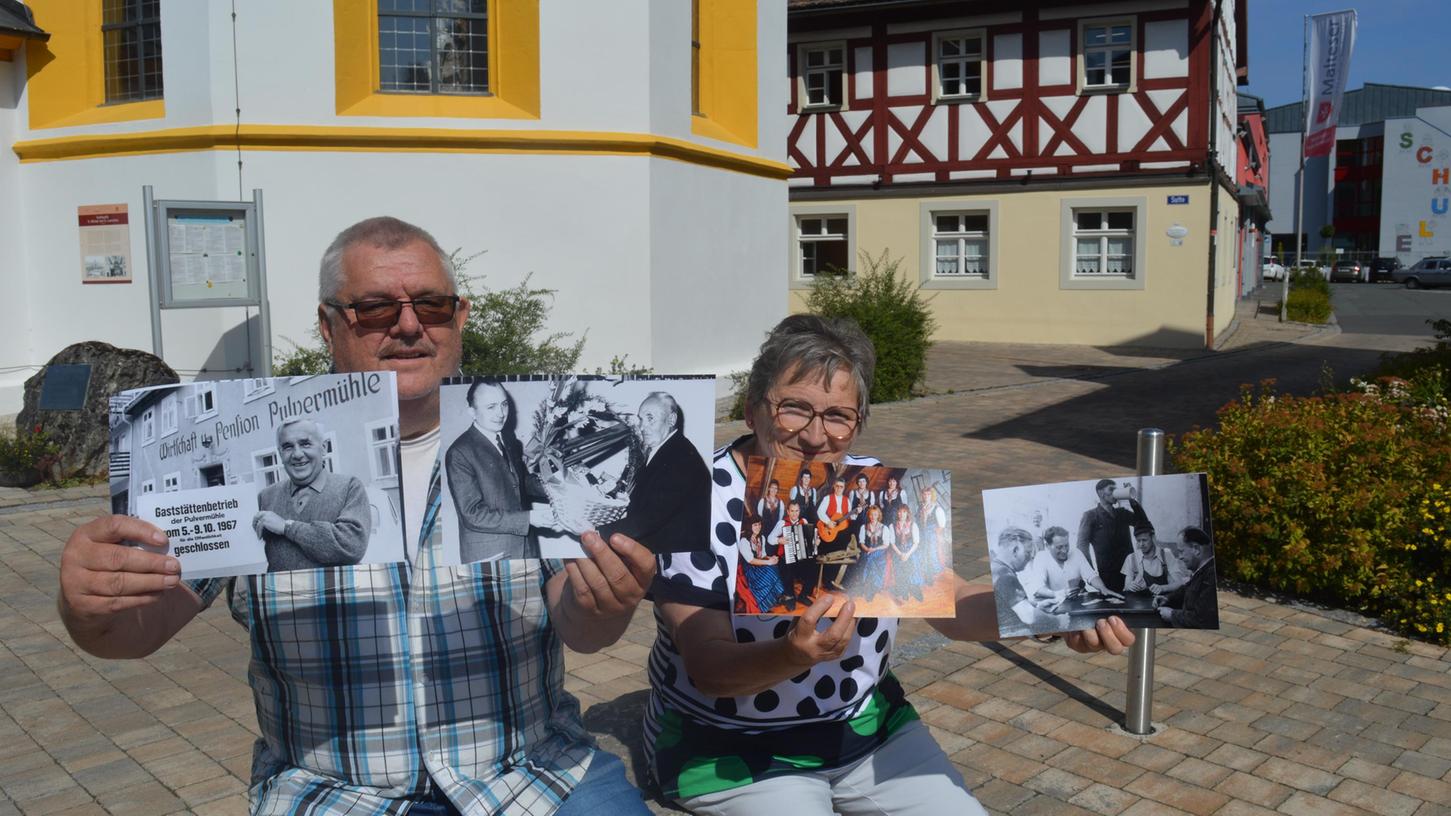  Reinhard Löwisch und Karin Landmann zeigen ein paar der Bilder für die Ausstellung im August im Bürgerzentrum
