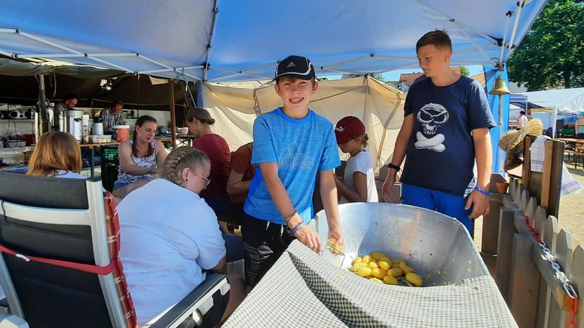 Wenn täglich für fast 300 Personen gekocht wird, ist auch die Mithilfe der jungen Trachtler in der Feldküche nötig.