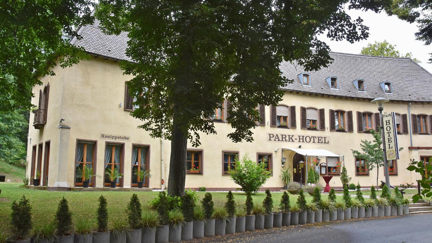 Das Parkhotel am Achterplätzchen von Zirndorf soll größer werden. Es liegt in idyllischer Lage direkt am Stadtwald. Der Bund Naturschutz meldet Protest an.
Das Parkhotel am Achterplätzchen von Zirndorf soll größer werden. Es liegt in idyllischer Lage direkt am Stadtwald. Der Bund Naturschutz meldet Protest an.