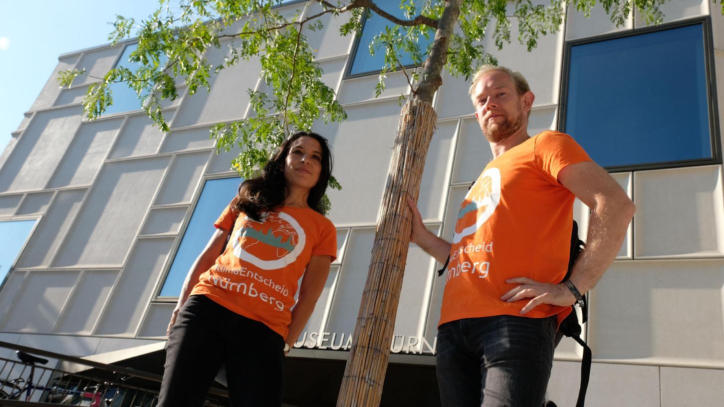 Christian Penninger und Elaine Suwito vor dem Zukunftsmuseum. Sie sammeln Unterschriften für ein Bürgerbegehren zur Klimaneutralität bis 2030.
Christian Penninger und Elaine Suwito vor dem Zukunftsmuseum. Sie sammeln Unterschriften für ein Bürgerbegehren zur Klimaneutralität bis 2030.