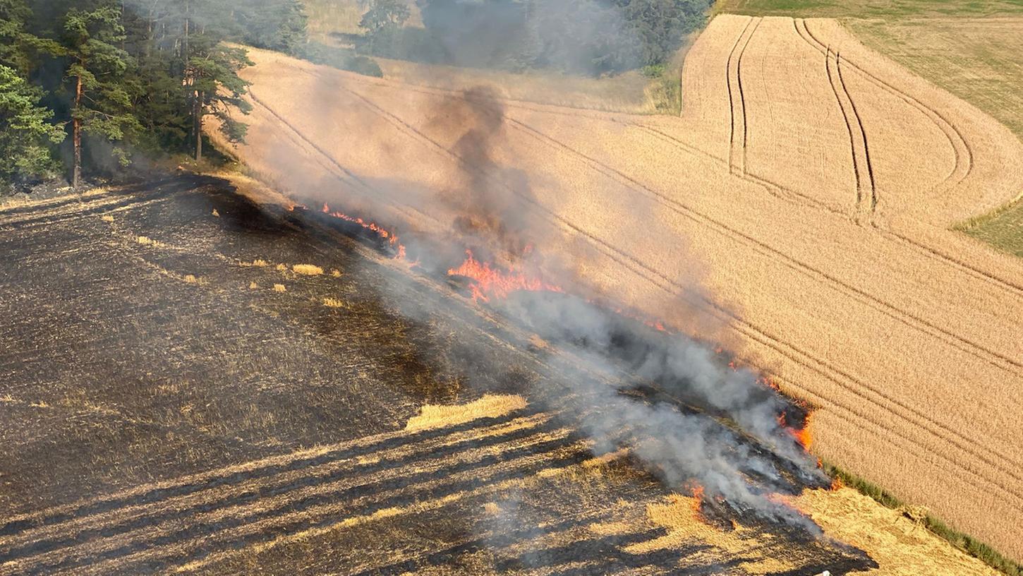 Ein brennendes Feld unweit eines Waldgebiets in Oberfranken. Ein brennendes Feld unweit eines Waldgebiets in Oberfranken.