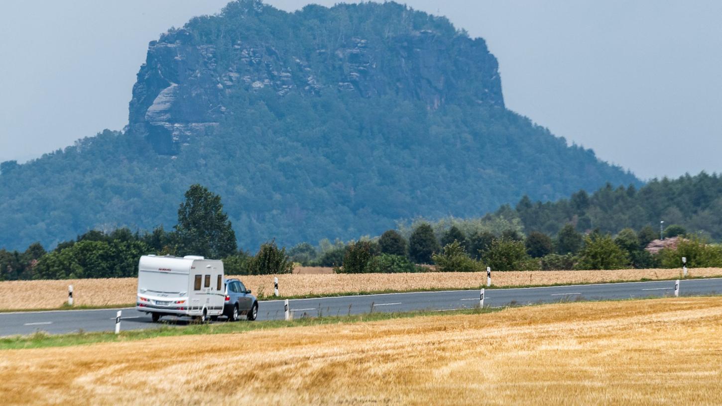 Nicht nur auf Urlaubsfahrten gilt: Auch die Reifen sollten noch genug Profil und ein gewisses Alter nicht überschritten haben. Nicht nur auf Urlaubsfahrten gilt: Auch die Reifen sollten noch genug Profil und ein gewisses Alter nicht überschritten haben.