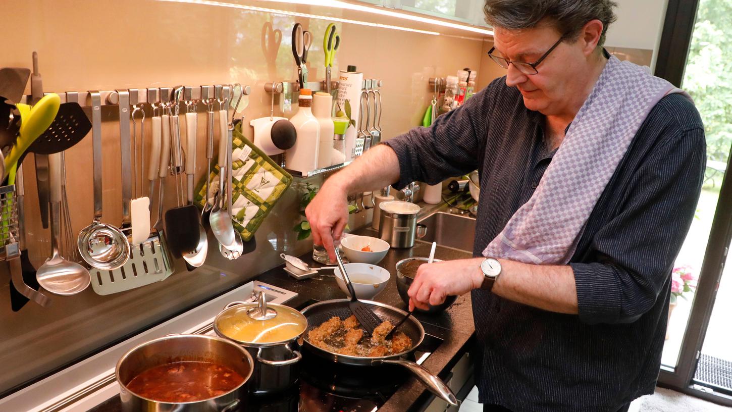 Kochen macht Michael Frieser Spaß. Hier legt er letzte Hand an die Gemüseküchle.