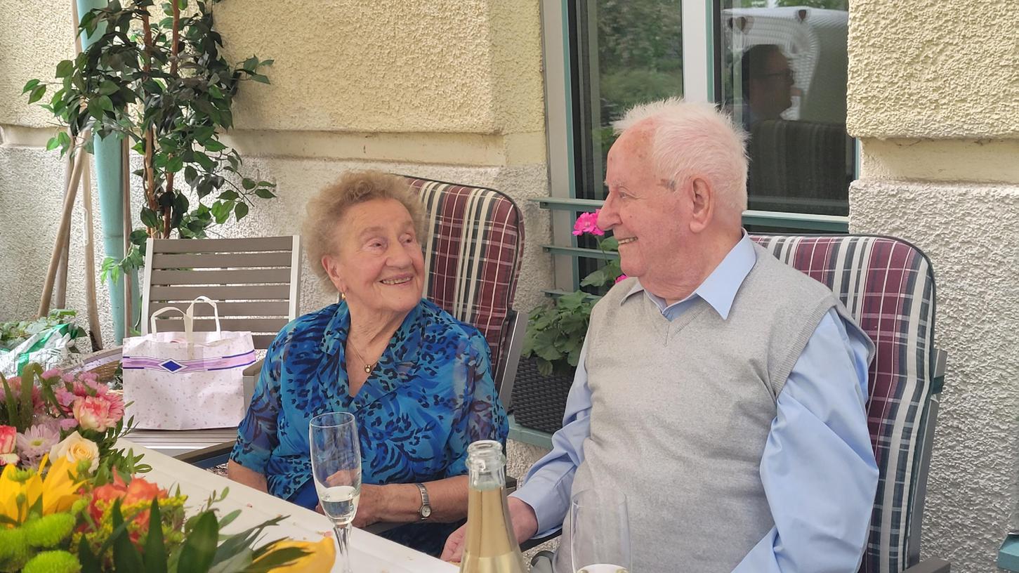 Gemeinsam blicken sie auf 75 Jahre Ehe zurück: Liselotte und Karl Lochner.