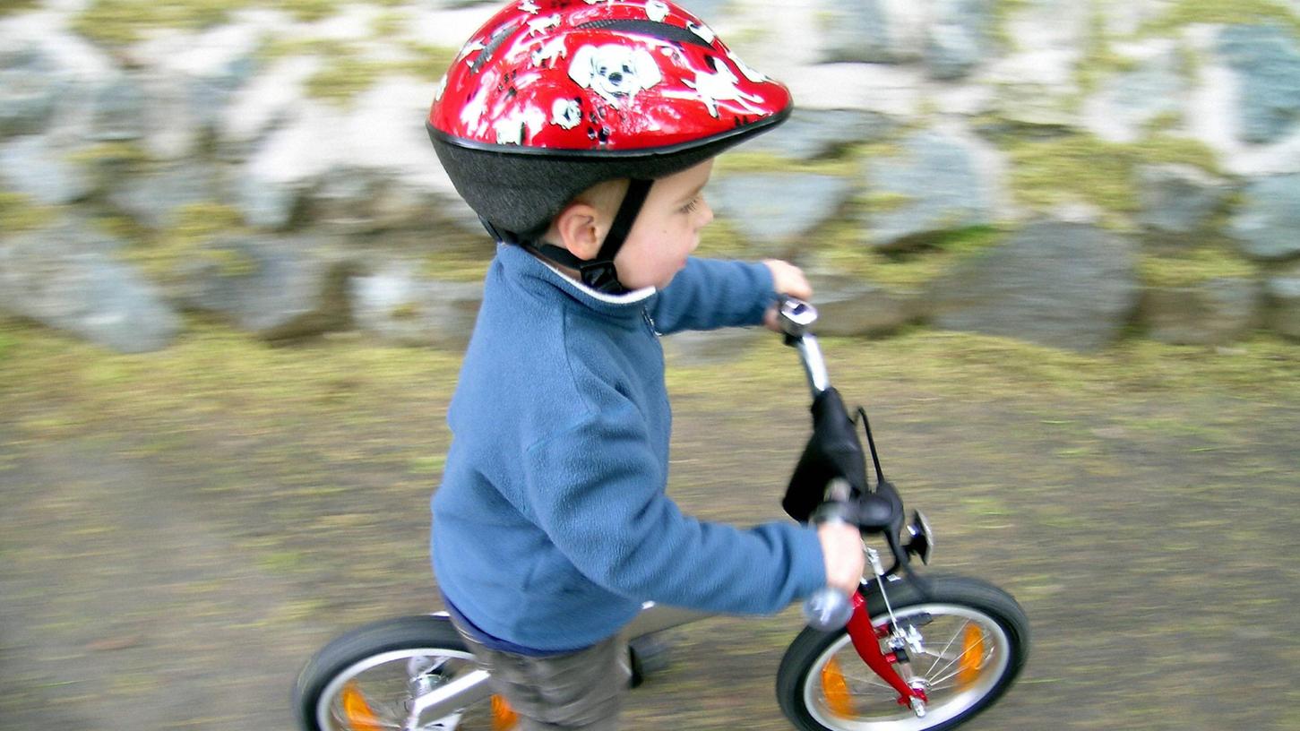 Mit dem Laufrad war der vierjährige Bub unterwegs, daneben seine Mutter mit dem zweijährigen Brüderchen im Kinderwagen.
Mit dem Laufrad war der vierjährige Bub unterwegs, daneben seine Mutter mit dem zweijährigen Brüderchen im Kinderwagen.