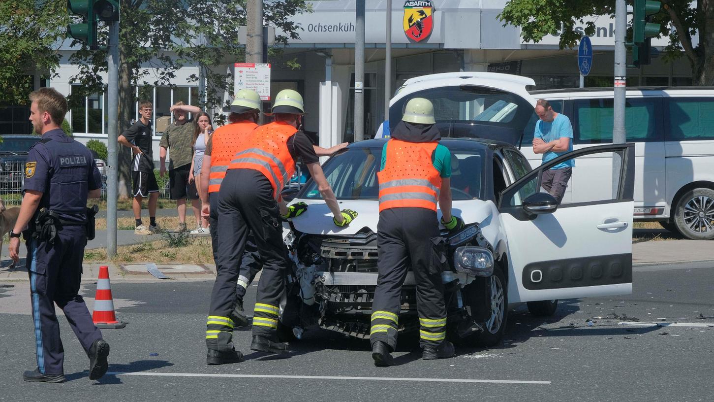 Ein Opel und ein Citroen kollidierten in der Einmündung Regerstraße/Amberger Straße.
