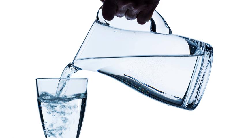 Was ist destilliertes Wasser und darf man es trinken?