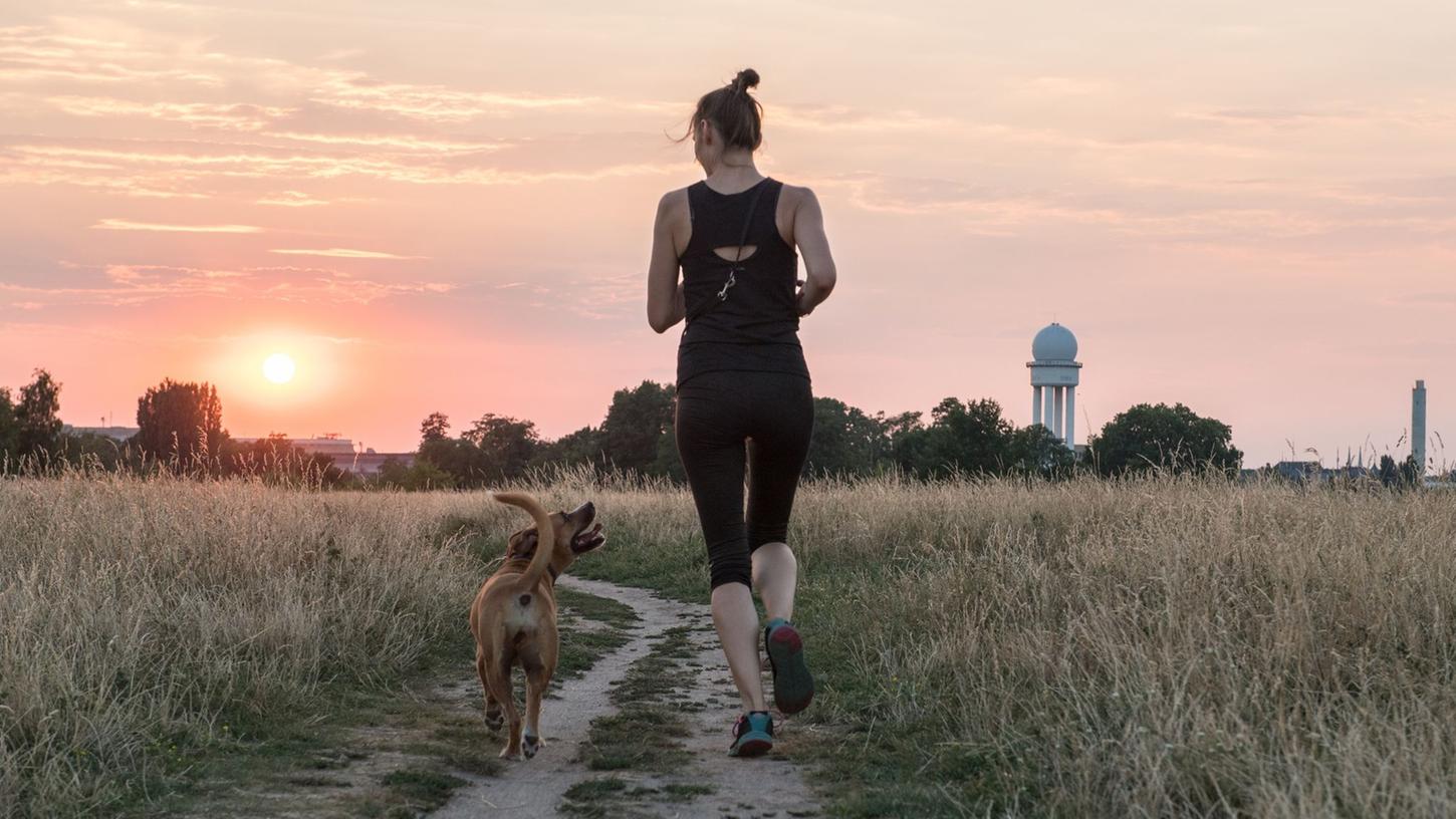 An heißen Tagen verlegt man die Joggingrunde besser in die kühleren Morgen- oder Abendstunden. An heißen Tagen verlegt man die Joggingrunde besser in die kühleren Morgen- oder Abendstunden.