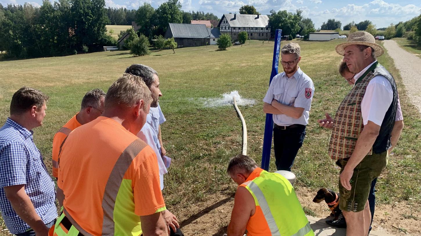 Aus den Schächten könnten im Notfall zeitlich unbegrenzt rund 60 Kubikmeter Wasser in der Stunde entnommen werden. Werkleiter Hans Hümmer präsentierte den Kommandanten der umliegenden Feuerwehren die Leistungsfähigkeit der Abgabeschächte.
Aus den Schächten könnten im Notfall zeitlich unbegrenzt rund 60 Kubikmeter Wasser in der Stunde entnommen werden. Werkleiter Hans Hümmer präsentierte den Kommandanten der umliegenden Feuerwehren die Leistungsfähigkeit der Abgabeschächte.