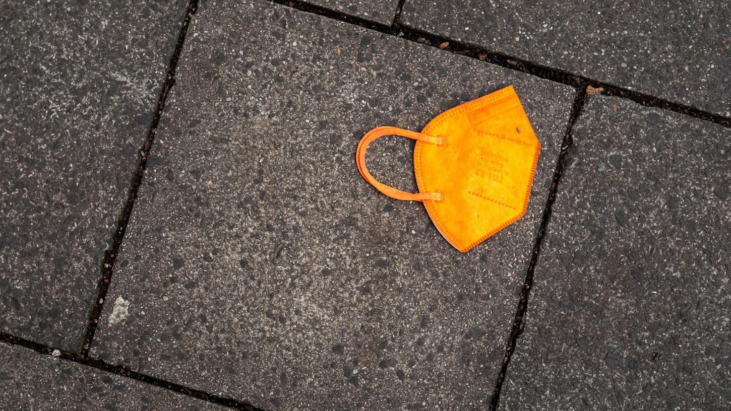 Da hilft er niemandem: ein Mund-Nase-Schutz auf dem Boden.
Da hilft er niemandem: ein Mund-Nase-Schutz auf dem Boden.