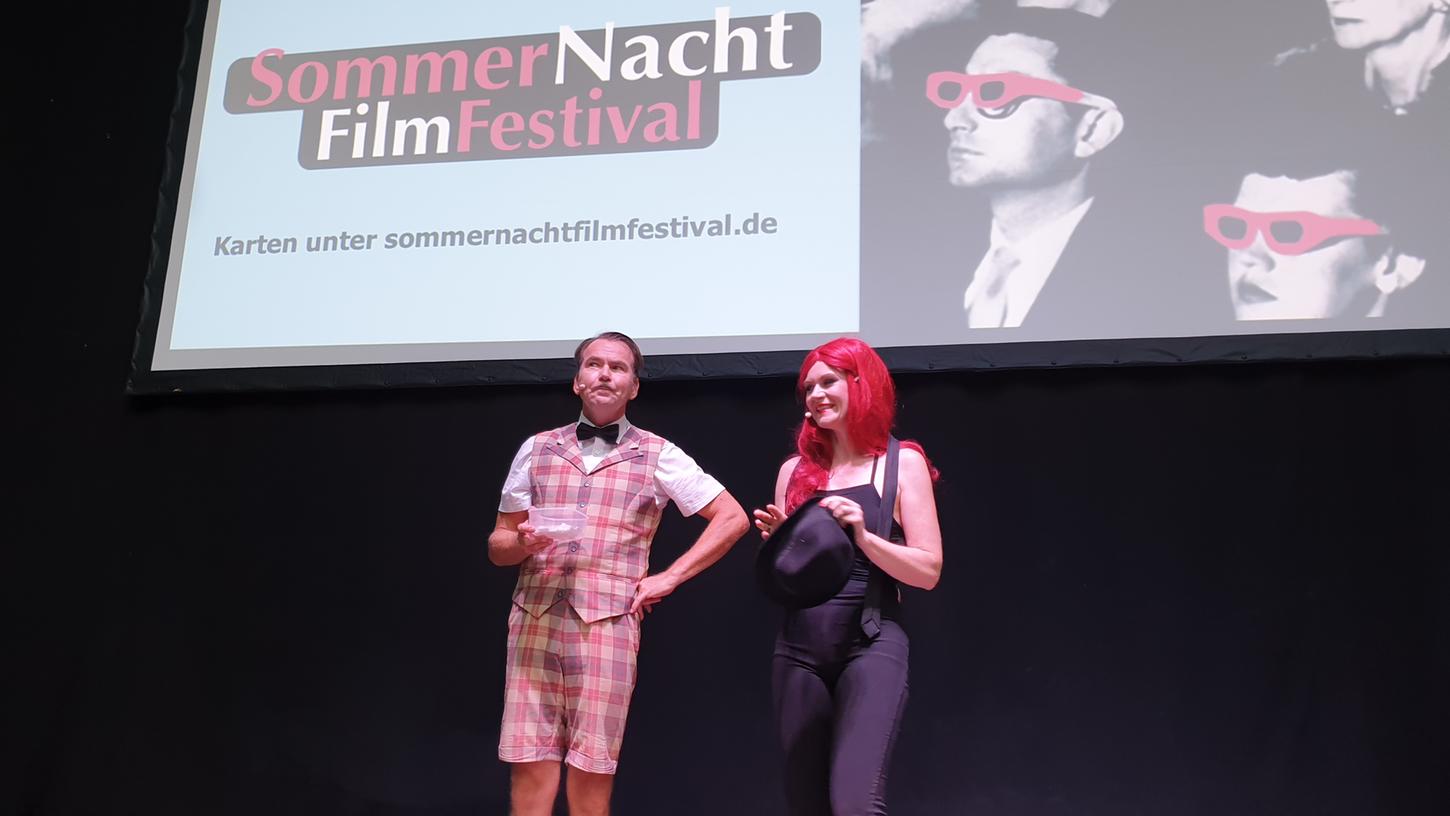 Sibylle Mantau und Sigi Mai eröffnen das SommerNachtFilmFestival 2022.
Sibylle Mantau und Sigi Mai eröffnen das SommerNachtFilmFestival 2022.