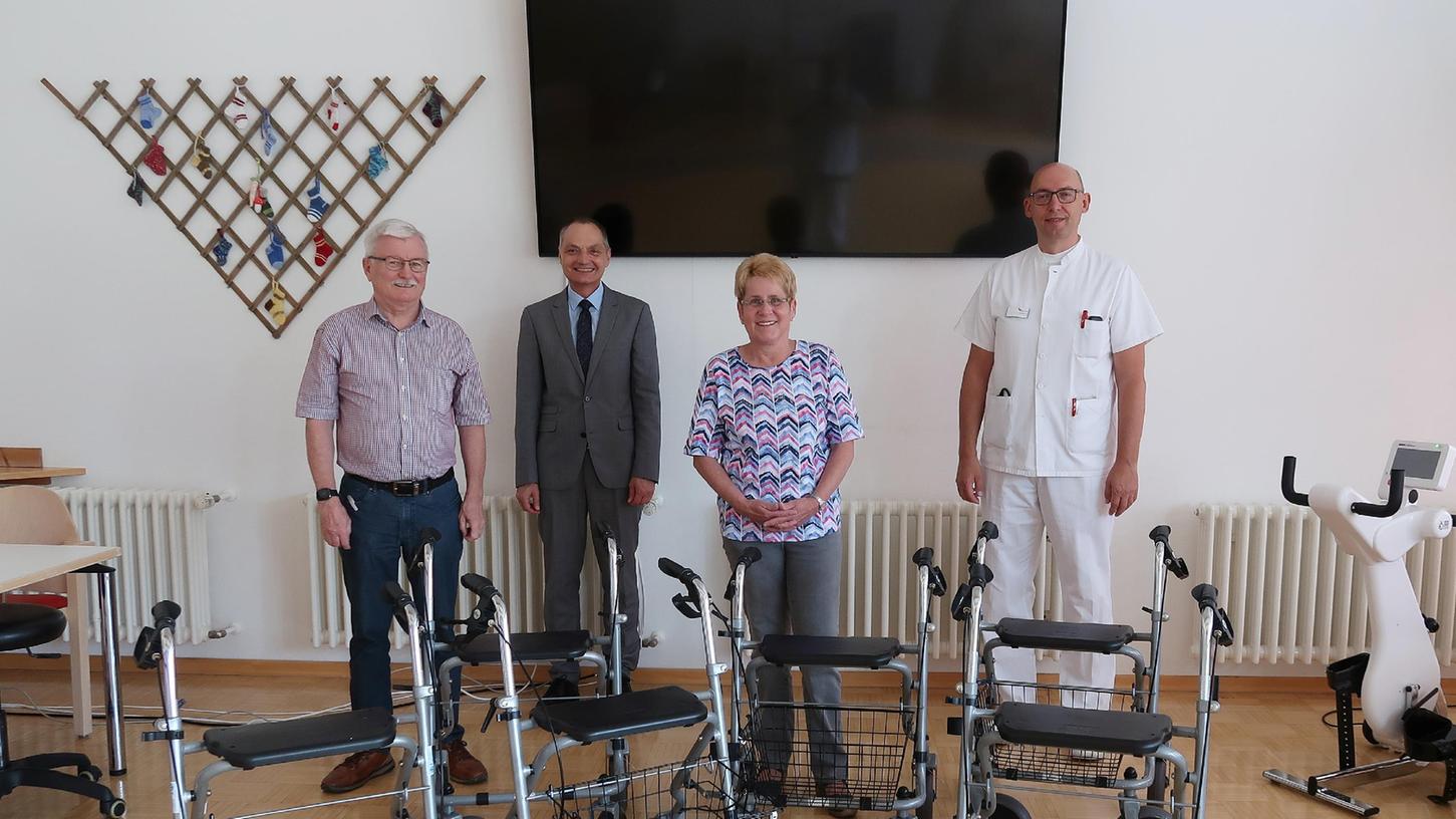 Der Förderverein übergab zwei Atemschutzhelme, eine Trainingspuppe und sechs Rollatoren an die Johannes-Klinik. Im Bild (v.r.) Chefarzt Dr. Edmund Goß, Vorsitzende Elisabeth Kolleng, Krankenhaus-Vorstand Roland Ganzmann und Kassier Horst Müller.