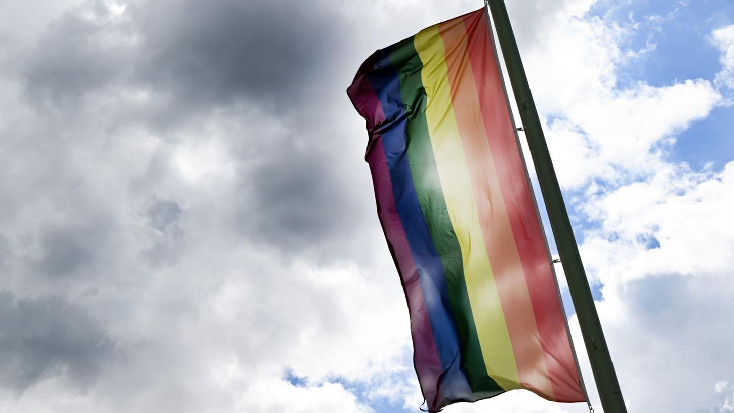 Viele Städte in der Region beteiligen sich an der Pride Week, in Schwabach beispielsweise weht zum ersten Mal eine Regenbogenflagge.