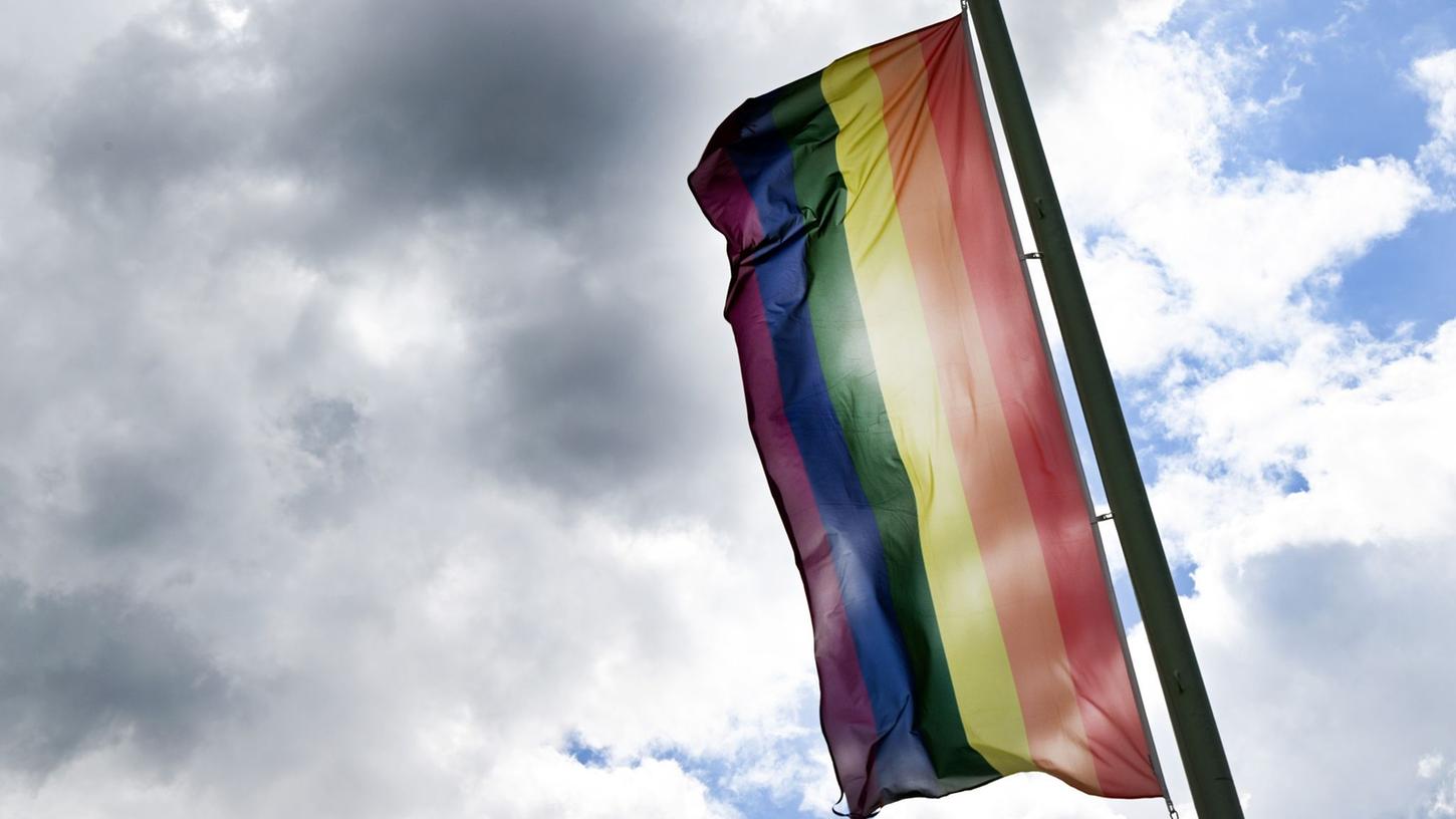 Viele Städte in der Region beteiligen sich an der Pride Week, in Schwabach beispielsweise weht zum ersten Mal eine Regenbogenflagge. Viele Städte in der Region beteiligen sich an der Pride Week, in Schwabach beispielsweise weht zum ersten Mal eine Regenbogenflagge.