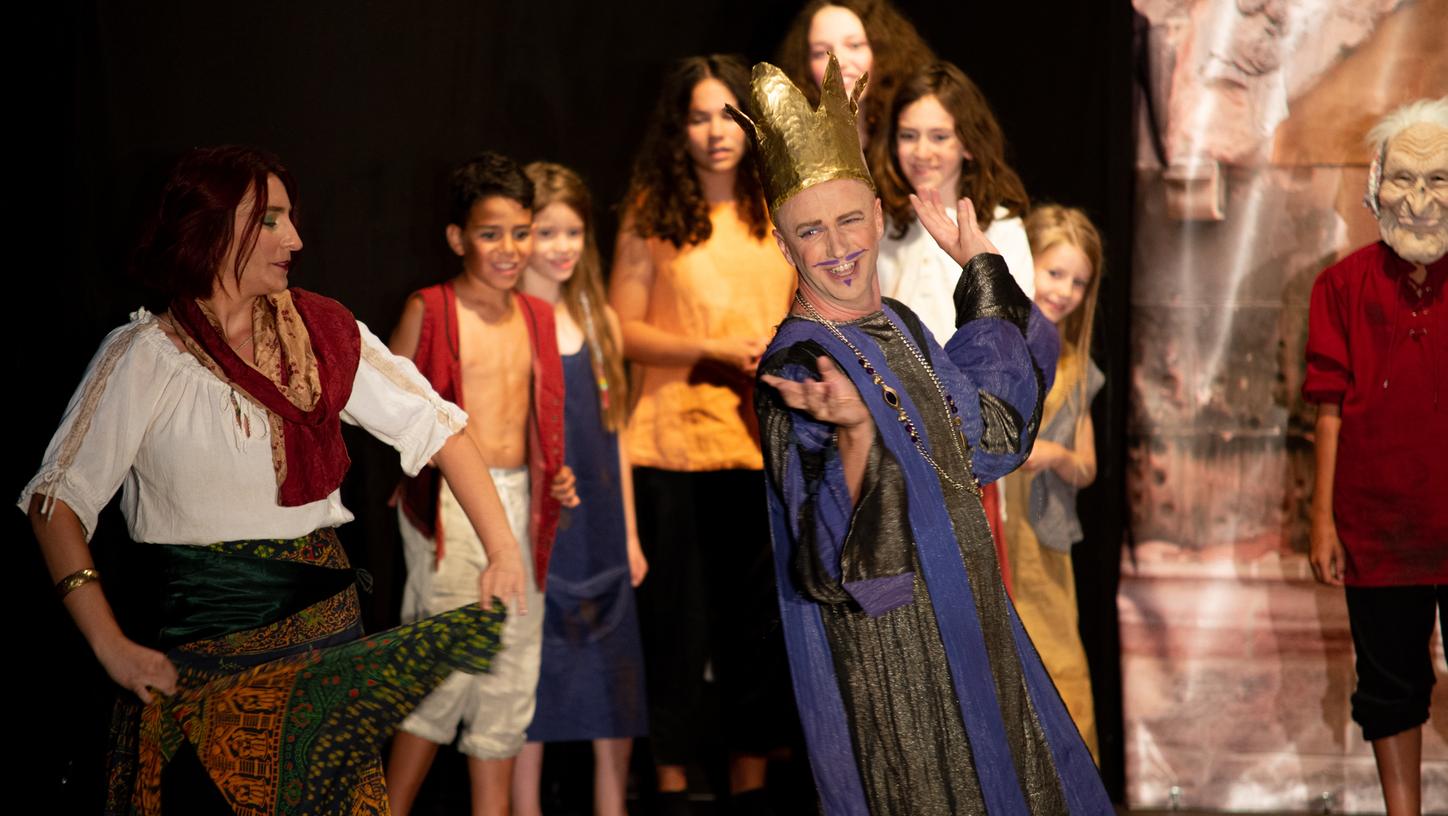 Sie sind mit großer Spielfreude unterwegs: Mit "Quasi - Eine unvollendete Geschichte" überzeugten die Altenberger Theaterlaien ein Wochenende lang ihre Fans. Sie sind mit großer Spielfreude unterwegs: Mit "Quasi - Eine unvollendete Geschichte" überzeugten die Altenberger Theaterlaien ein Wochenende lang ihre Fans.