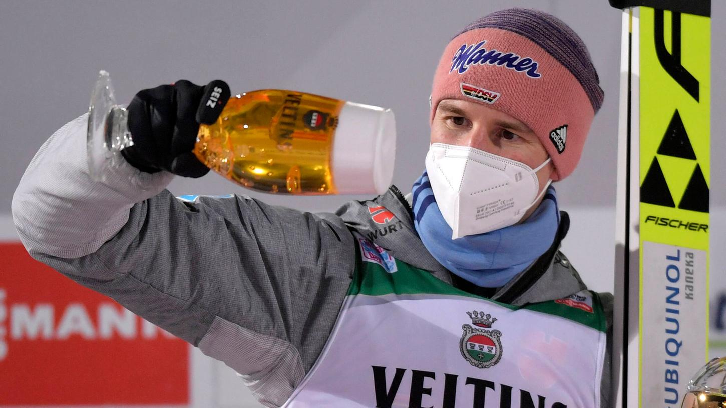 Ob das Bier den Mythen auch so gut standhält wie hier der Gravitation? Tatsächlich handelt es sich hier aber um eine Trophäe, die der Skispringer Karl Geiger erhalten hat.
Ob das Bier den Mythen auch so gut standhält wie hier der Gravitation? Tatsächlich handelt es sich hier aber um eine Trophäe, die der Skispringer Karl Geiger erhalten hat.
