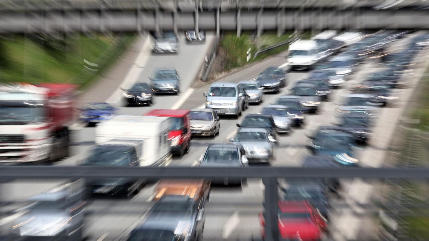 Ohne Raserei zum Ziel: Doch zu langsam fährt man auf der Autobahn aber besser auch nicht. Ohne Raserei zum Ziel: Doch zu langsam fährt man auf der Autobahn aber besser auch nicht.