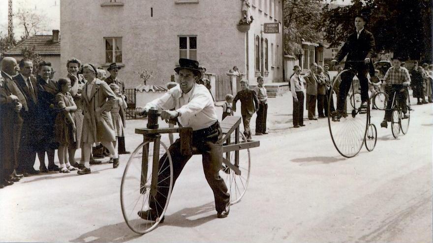 Festzug mit Beteiligung historischer Fahrräder, undatiert. In Georgensgmünd gab es keinen Festzug, an dem nicht der Velociped-Club teilgenommen hätte.
 
