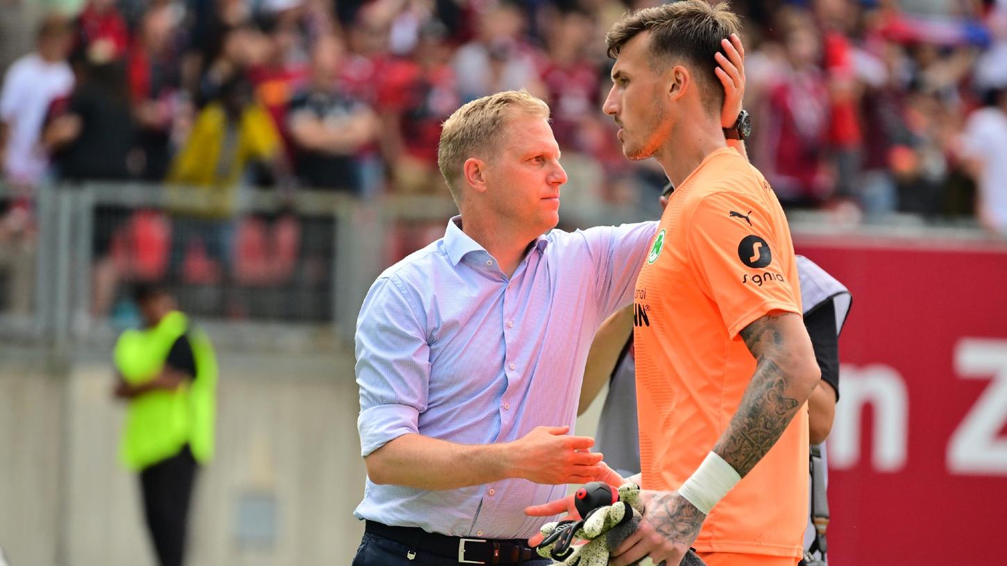 "Es geht jetzt darum, die Jungs zu bestärken": Fürths Trainer Marc Schneider, hier mit Torhüter Andreas Linde.
"Es geht jetzt darum, die Jungs zu bestärken": Fürths Trainer Marc Schneider, hier mit Torhüter Andreas Linde.