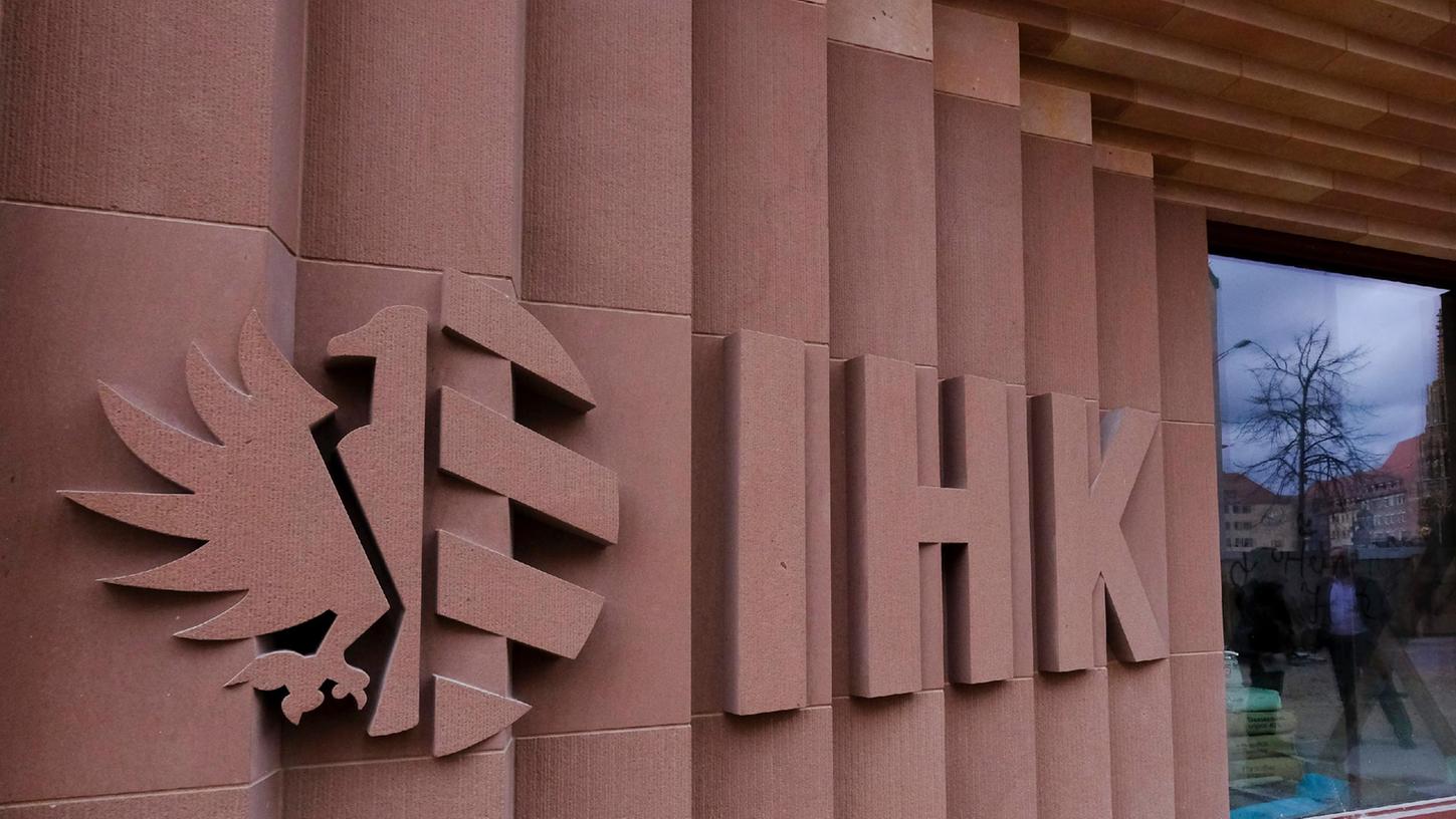 Nur persönlich zu erreichen ist heute die IHK Nürnberg für Mittelfranken - wie auch alle weiteren 78 IHKs in Deutschland.
Nur persönlich zu erreichen ist heute die IHK Nürnberg für Mittelfranken - wie auch alle weiteren 78 IHKs in Deutschland.