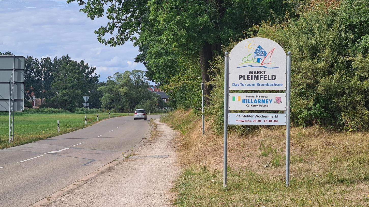 Lücke im Radwegenetz: An der Ellinger Straße Richtung Ortseingang Pleinfeld gibt es bislang nur einen Schmalen Schotterpfad. Hier könnte nun ein 2,50 Meter breiter Radweg entstehen. Lücke im Radwegenetz: An der Ellinger Straße Richtung Ortseingang Pleinfeld gibt es bislang nur einen Schmalen Schotterpfad. Hier könnte nun ein 2,50 Meter breiter Radweg entstehen.