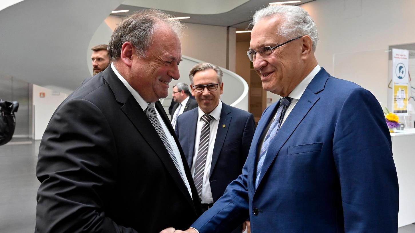 Der CSU-Kreisverband setzt erneut auf Walter Nussel - hier im Gespräch mit Landrat Alexander Tritthart und Innenminister Joachim Herrmann (von links) - bei den Landtagswahlen. Der CSU-Kreisverband setzt erneut auf Walter Nussel - hier im Gespräch mit Landrat Alexander Tritthart und Innenminister Joachim Herrmann (von links) - bei den Landtagswahlen.
