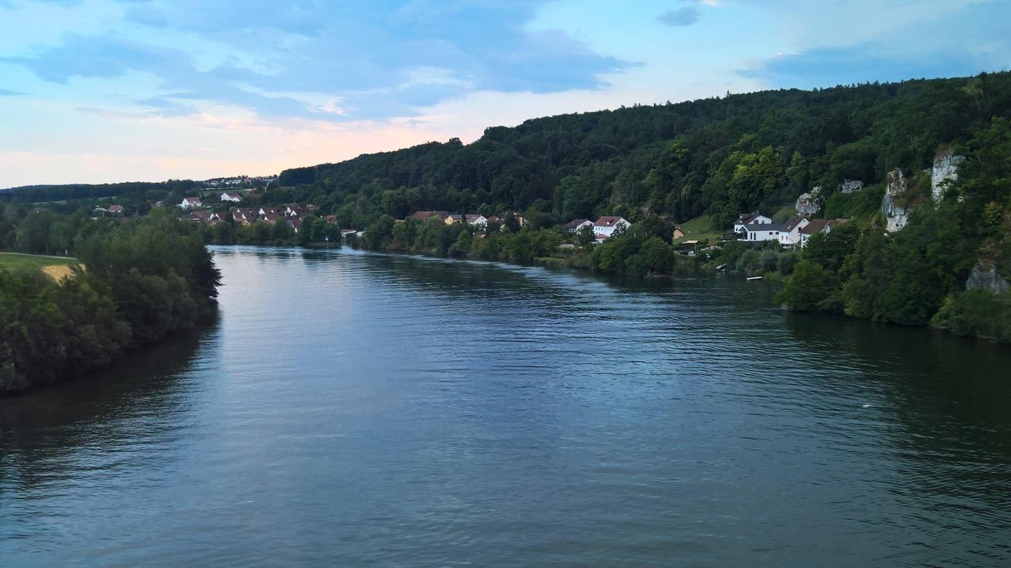 Weil das Wasser in der Donau sich immer weiter erwärmt, wurde die zweite Warnstufe für das Gewässer ausgerufen.
