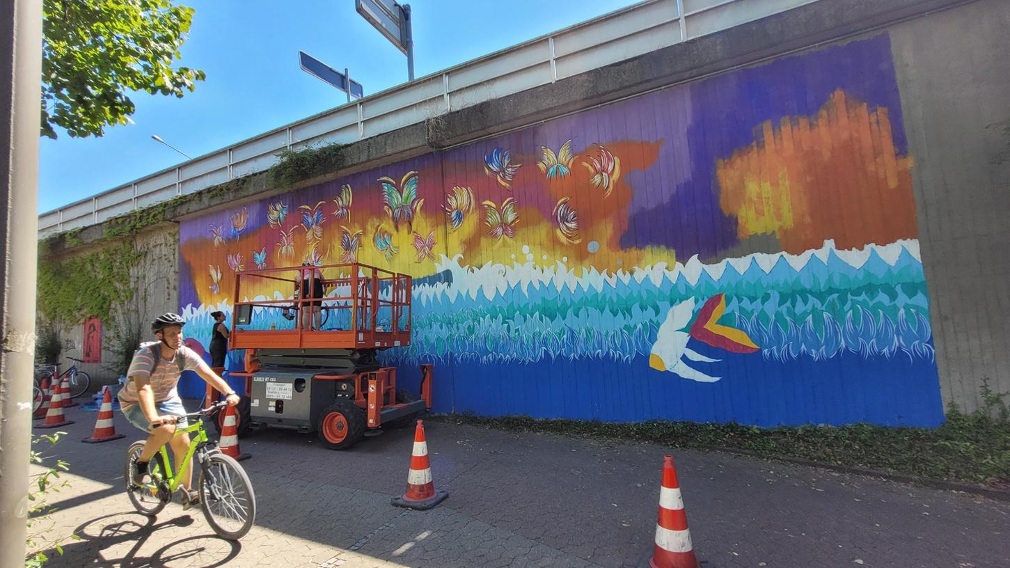 Blaue Wellen und leuchtender Horizont: Das Kunstprojekt unterhalb der Werner-von-Siemens-Straße soll am Freitag fertig gestellt werden. 
